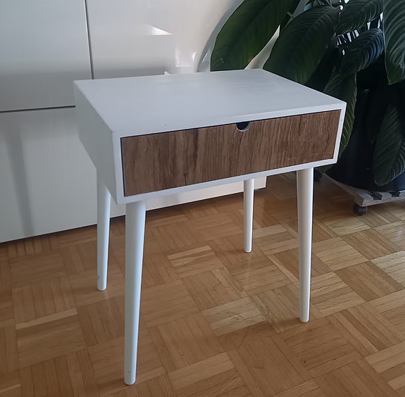 Pieni yöpöytä tai sivupöytä laatikolla