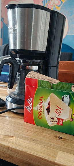 Pieni Russell Hobbs kahvinkeitin lasikannulla musta