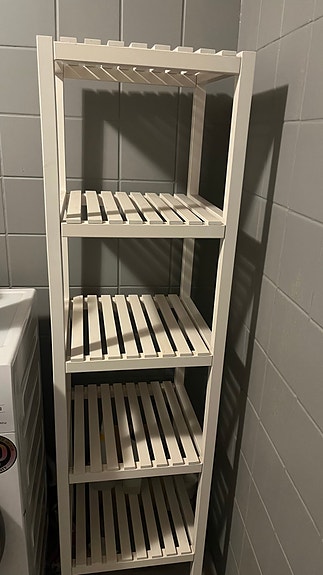 Valkoinen hyllykkö