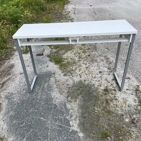 Valkoinen työpöytä