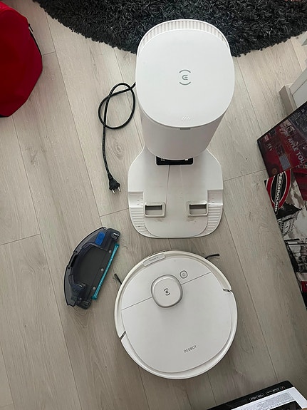 Ecovacs Deebot N8 Pro+ -robotti-imuri tyhjennysasemalla.