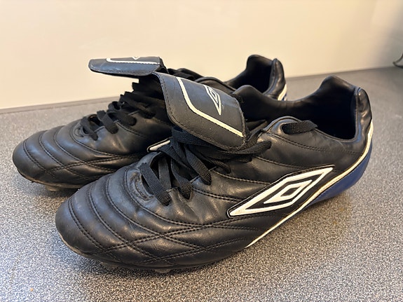 Umbro jalkapallokengät koko 48
