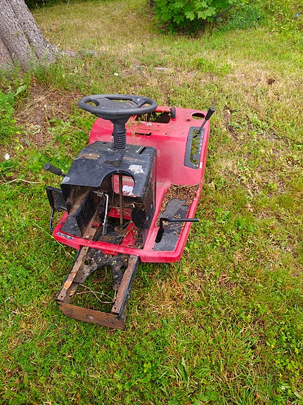 Päältäajettavan ruohonleikkurin runko