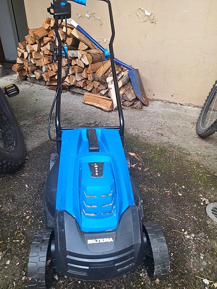 Sähkökäyttöinen ruohonleikkuri