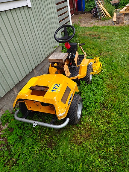 Solet/stiga päältäajettava ruohonleikkuri.