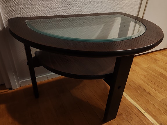 ANNETAAN pieni sivupöytä