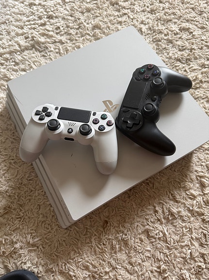 PlayStation 4 Pro (Glacier White) + 2 ohjainta (Lue kuvaus)
