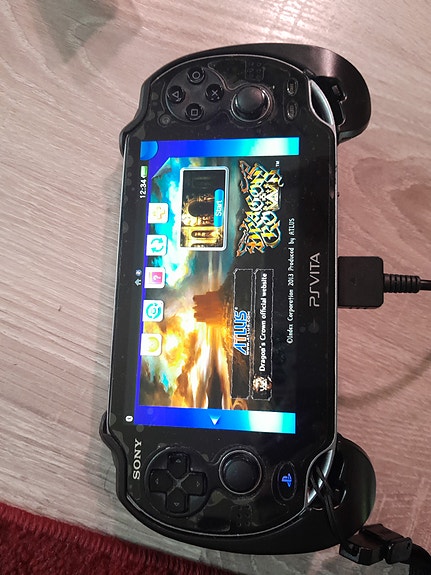 PS VITA+16GB muistikortti, pelejä ja sälää