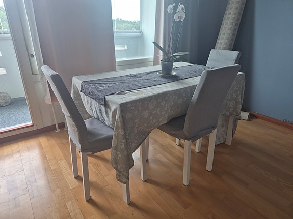 Annetaan pöytä ja 3 tuolia