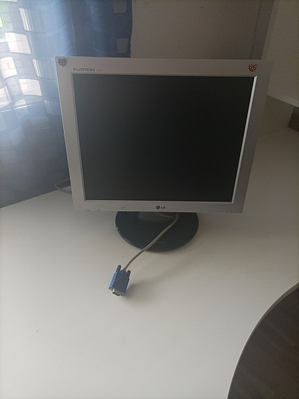 LG tietokonenäyttö VGA-liitännällä