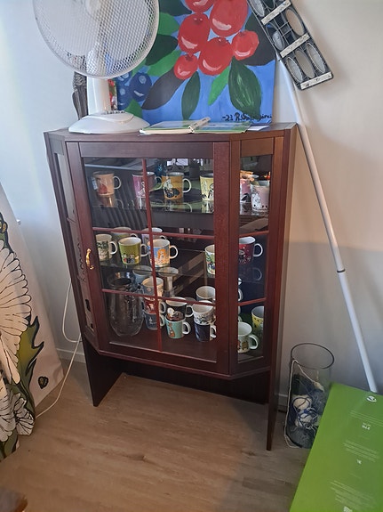 Seinään kiinnitettävä lasivitriini lampulla