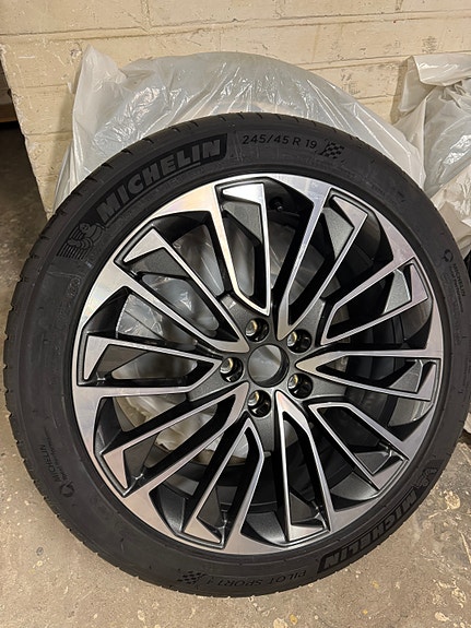 Michelin 245/45 R19 kesärenkaat vanteilla