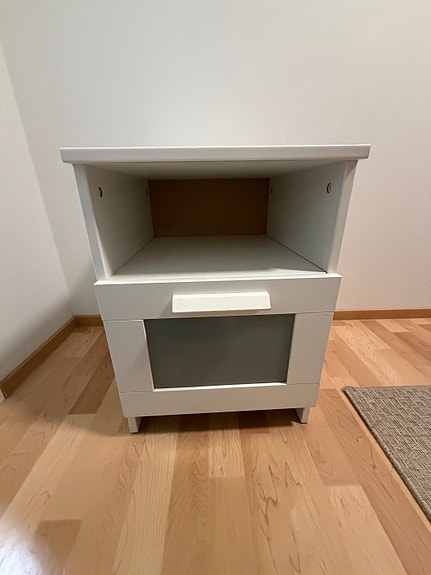 Valkoinen yöpöytä, Ikea