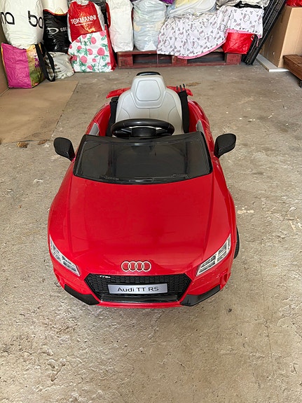 Audi TT RS punainen sähköauto lapsille