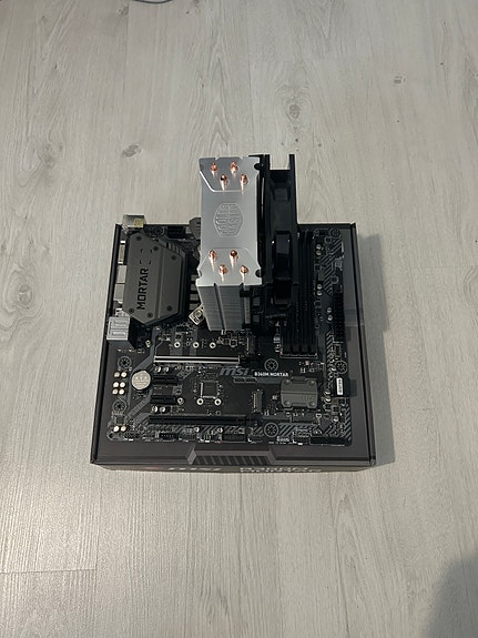 MSI B360M MORTAR emolevy + i3-8350k prosessori ja jäähdytin
