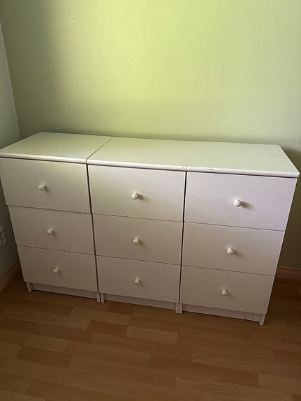Hae 3x yöpöytä/lipasto annetaan Pakilassa noutajalle
