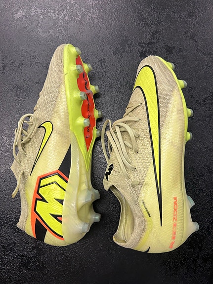 Nike jalkapallokengät nappikengät keltainen