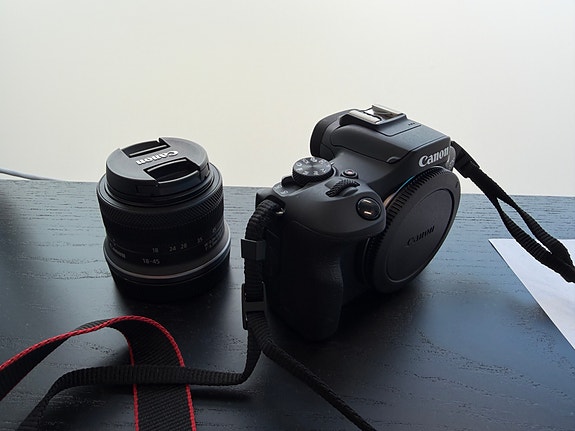 Canon eos R100 + rf-s 18-45mm objektiivi
