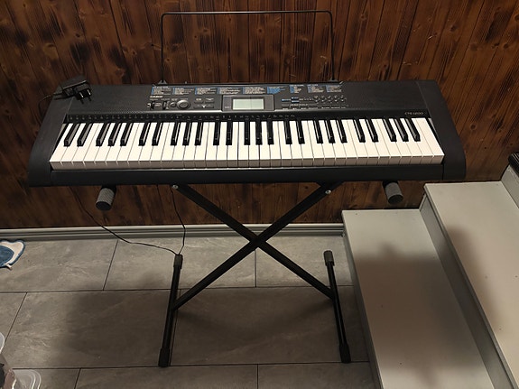 Casio CTK-1200 -kosketinsoitin + jalusta