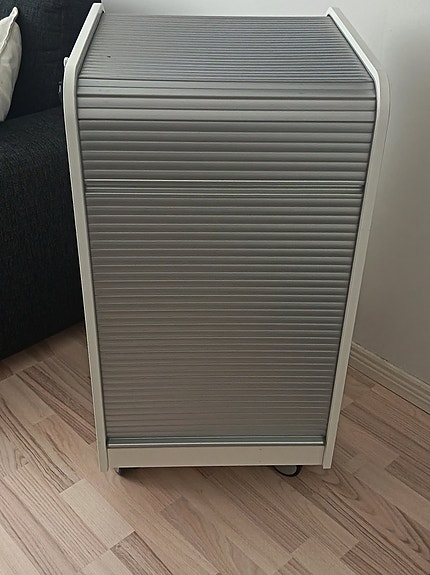Myydään lukollinen kaappi