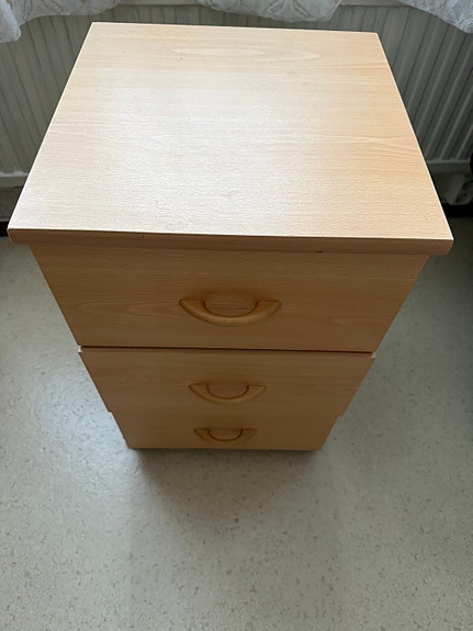 Puinen lipasto pyörillä