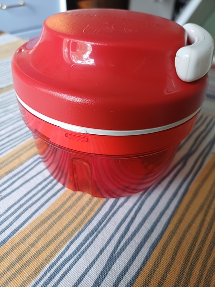 Varattu! Tupperware punainen silppuri
