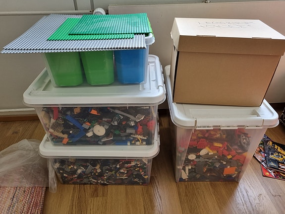 kolme isoa laatikollista LEGO palikoita