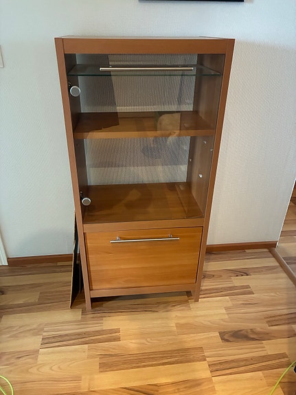 Hyllykkö lasikaapilla, vitriini, räkki. Väri pyökki.