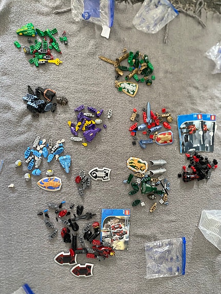 LEGO Knights Kingdom-sarjan hahmojen raatoja