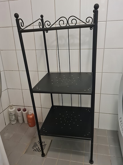Kylpyhuoneen hyllykkö
