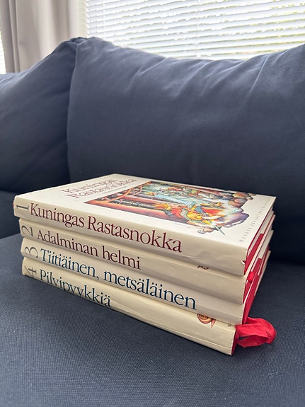 Suomalaiset sadut - Kuningas Rastasnokka ja Adalminan helmi -kirjat