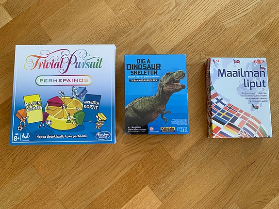 Trivial Pursuit perhepeli + Dig A Dinosaur kaivaussetti + Maailman liput peli