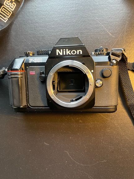 Nikon F-301  filmikamera runko musta