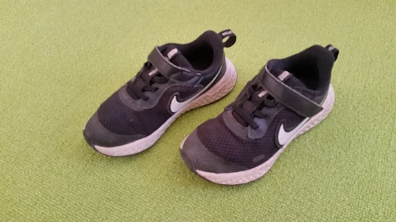 Nike Revolution mustat lasten kengät koko 28