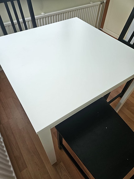 80x80 ruokapöytä & 3 tuolia