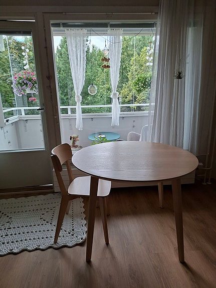 Kaunis pyöreä ruokapöytä, halkaisija 105 cm