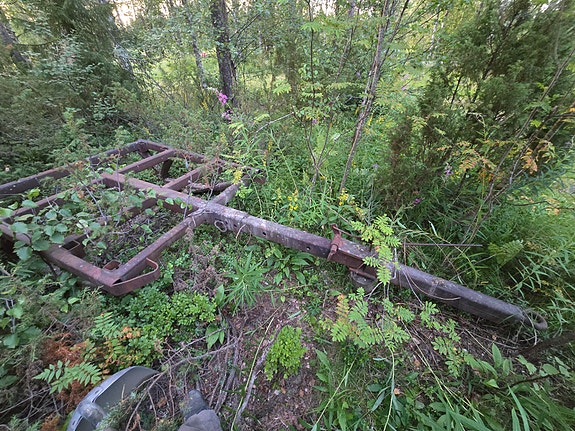 Traktori vetoinen kärry suksilla