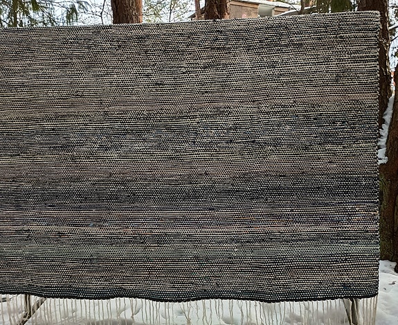 Metsovaaran kutomon räsymatto.