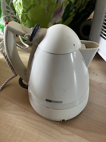 De'Longhi vedenkeitin valkoinen