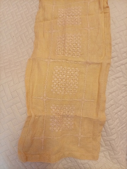 käsin tehty pöytä kaittaliina 61x 25 cm keltainen