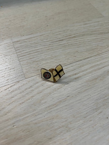 Rintaneula Suomen lippu ja merkki