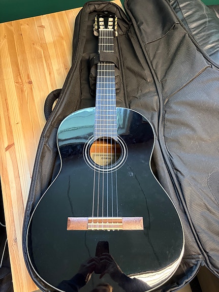 Yamaha C40 musta akustinen kitara sekä Gewa kantolaukku
