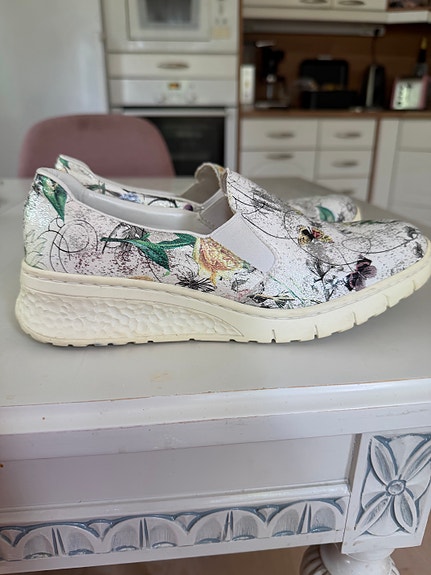 Rieker kukkakuvioiset nahkaiset slip-on kengät