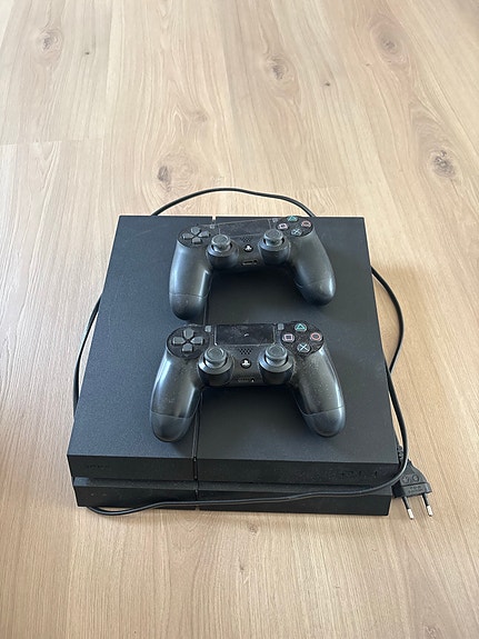 Sony PlayStation 4 pelikonsoli musta + 2 ohjainta ja kuulokkeet