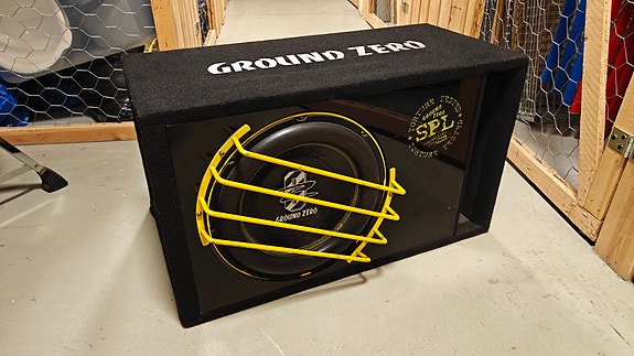 Ground Zero SPL 12" subwoofer kotelolla