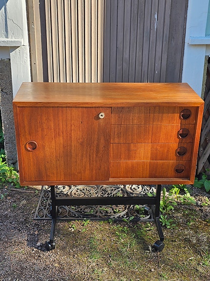 Häkli teak-lipasto