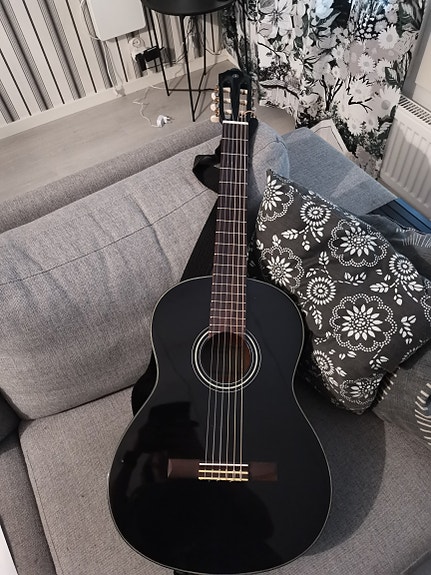 Myydään vasenkätisen yamaha kitara