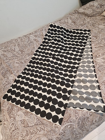 Marimekko mustavalkoinen räsymatto verhokappa