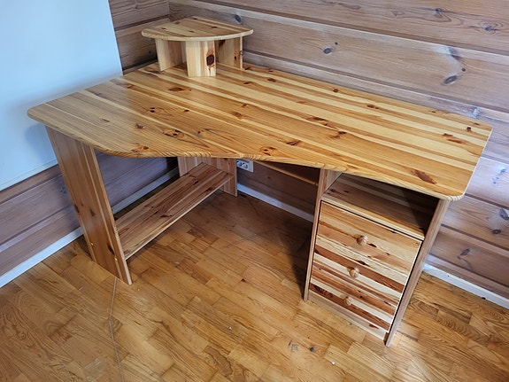 Puinen kulmapöytä