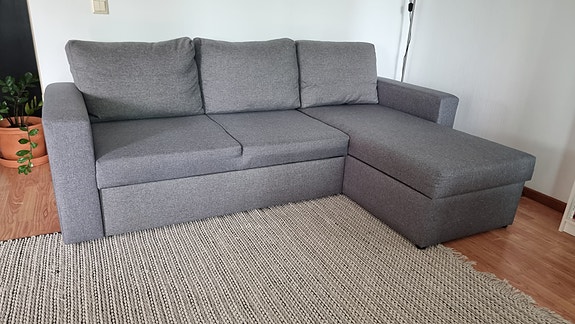 Vuodesohva divaanilla, vaaleanharmaa